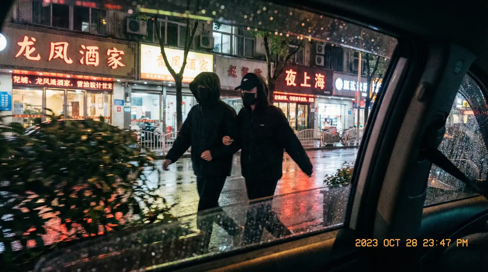 19免费下载 - 顶流明星深夜密会现场抓拍照片